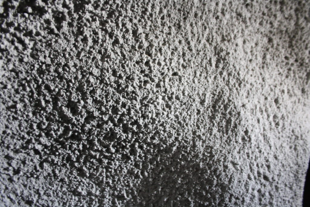 Mit Spritzbeton bedeckte Wand